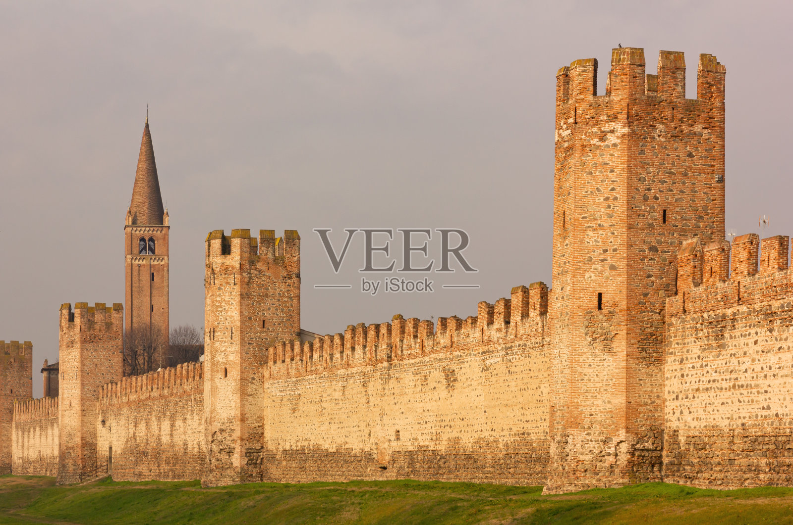 蒙塔格纳纳的中世纪城墙照片摄影图片