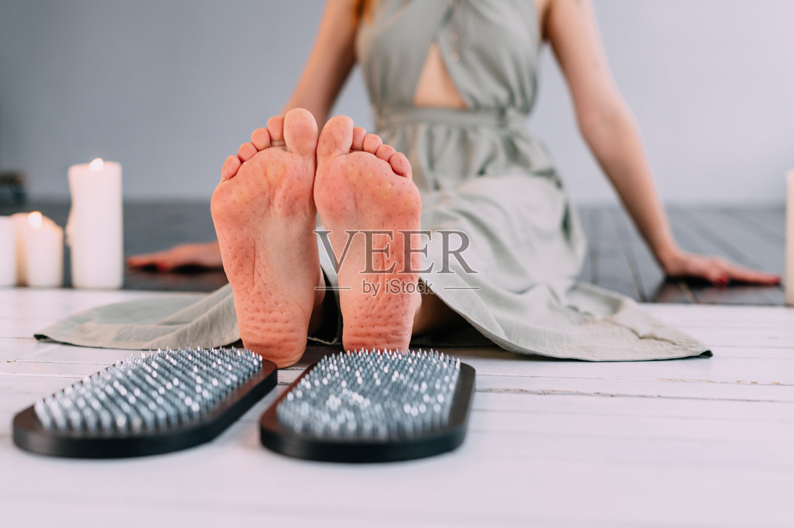 站在钉子上的练习。照片摄影图片