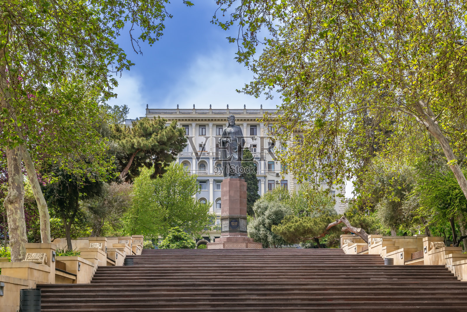 阿塞拜疆巴库的尼扎米·甘贾维纪念碑照片摄影图片