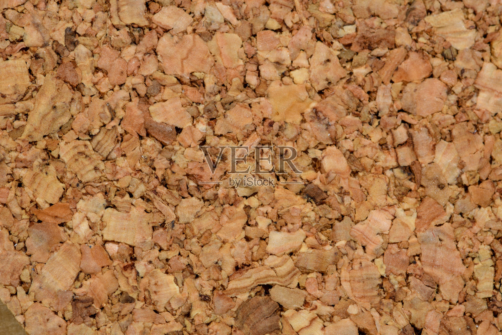 细棕色软木鹅卵石的结构，在宏观特写的浅棕色橡木软木背景照片摄影图片