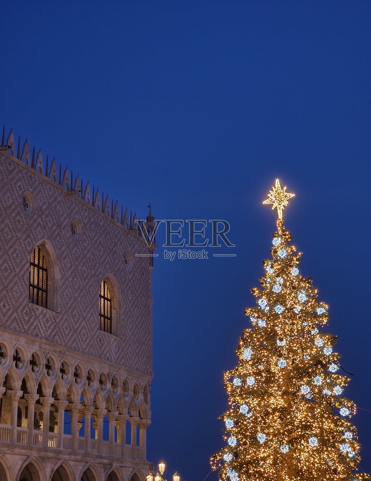 把圣马可放在圣诞节照片摄影图片