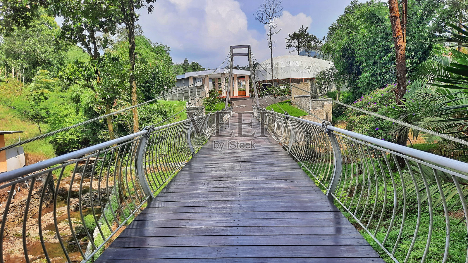 拉斯动物园入口。森林中央的动物园。连接大楼入口的桥梁。照片摄影图片