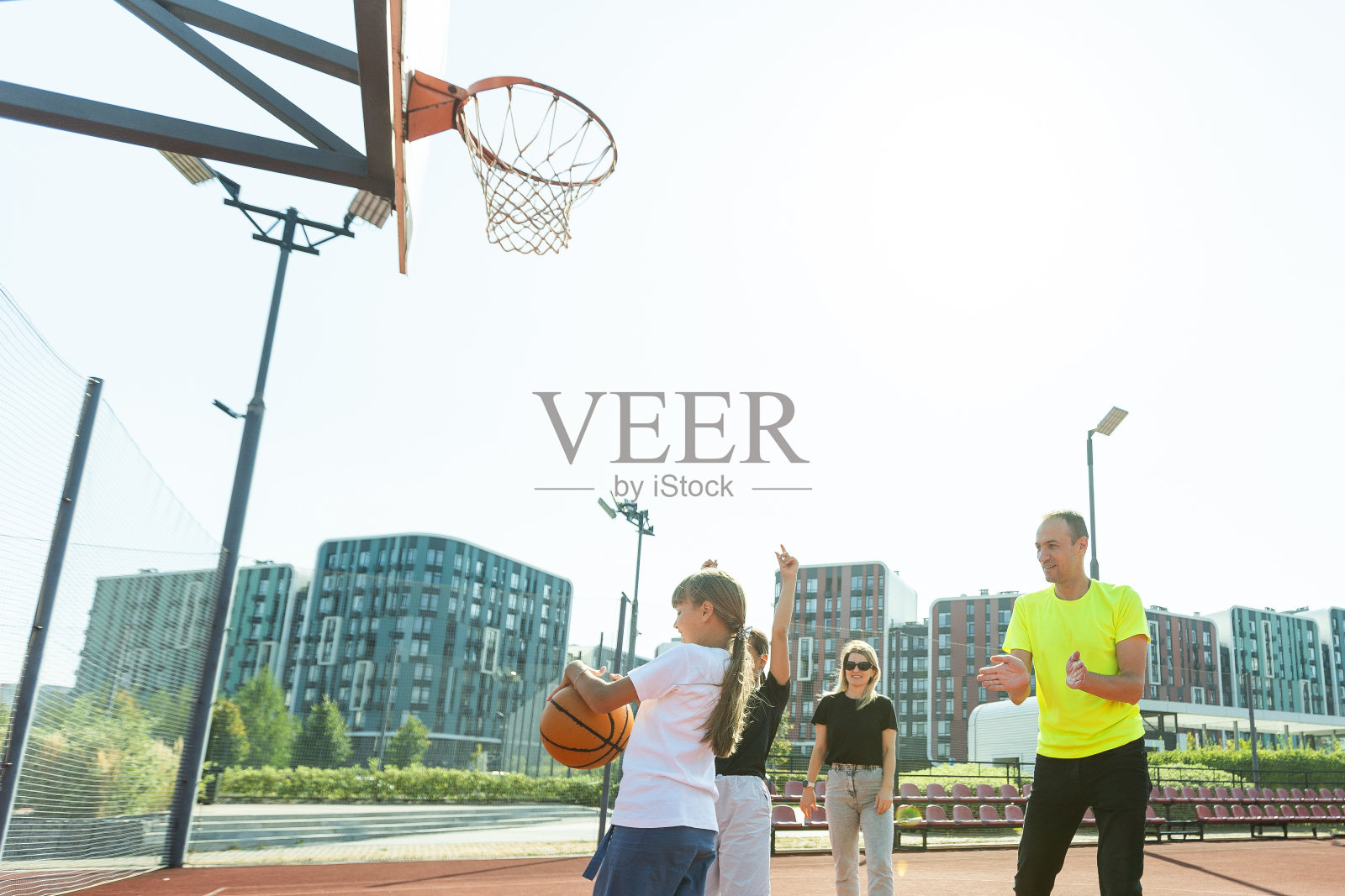 一家人在球场上打篮球照片摄影图片