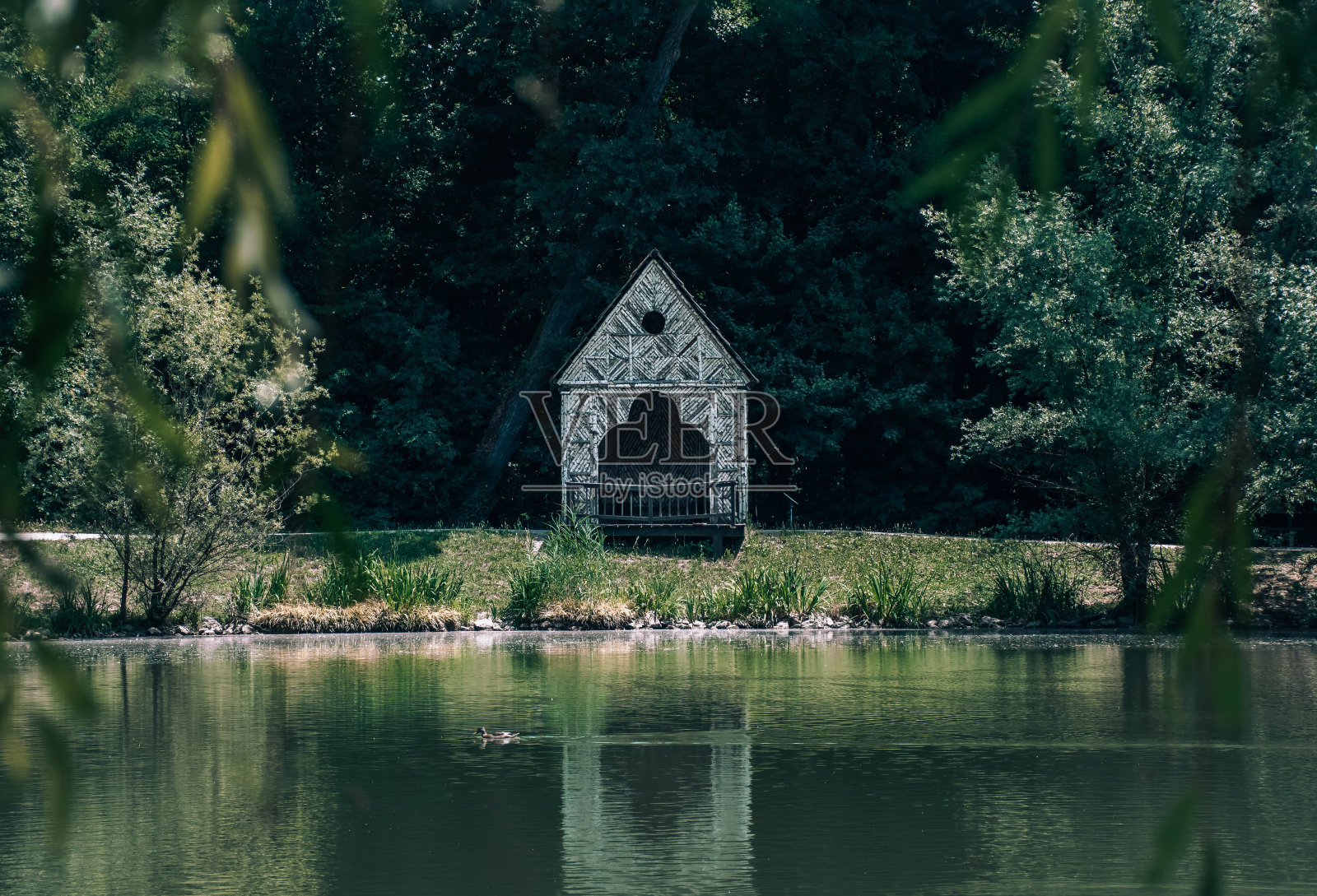 克罗地亚萨格勒布马克西米尔公园湖边风景如画的木屋照片摄影图片