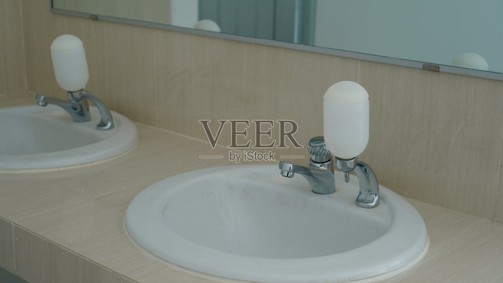 镜子下面的脸盆照片摄影图片