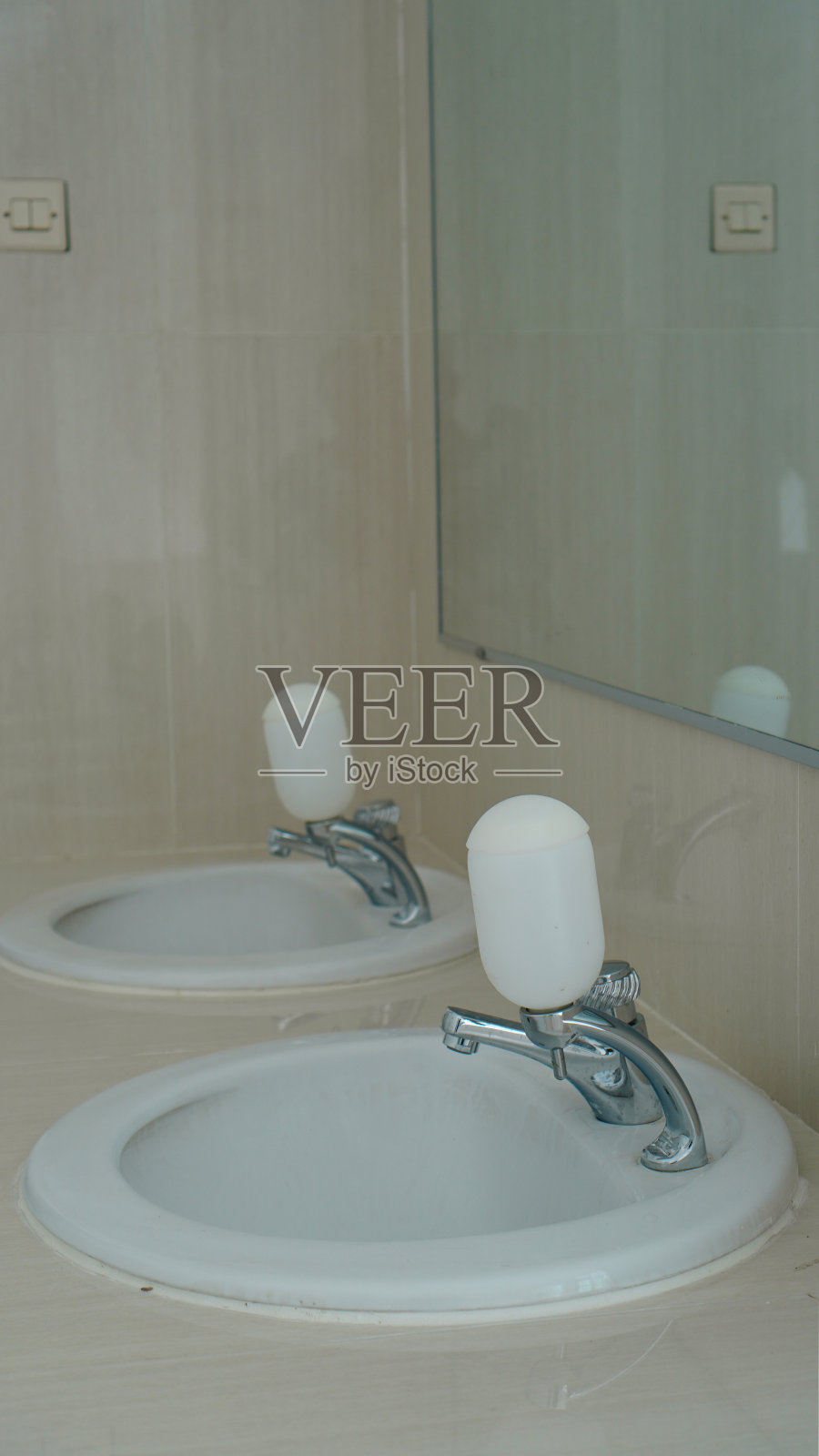 镜子下面的脸盆照片摄影图片