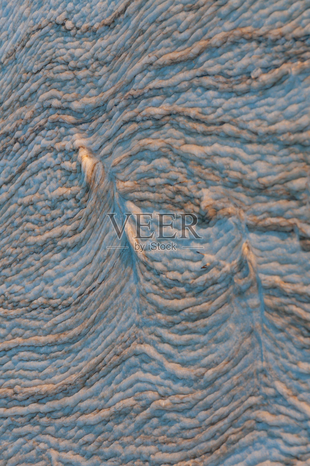 乌克兰图兹洛夫斯基河口海岸附近的波浪状肮脏泡沫照片摄影图片