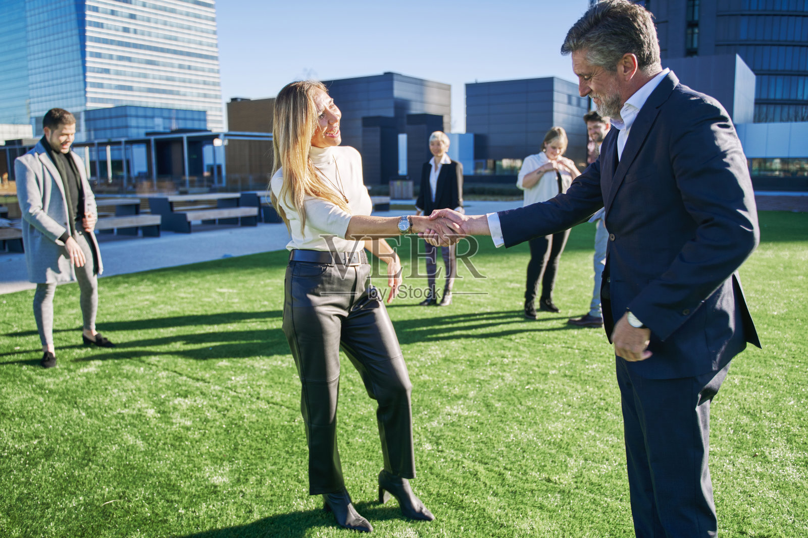 两个成熟的商界朋友在握手照片摄影图片