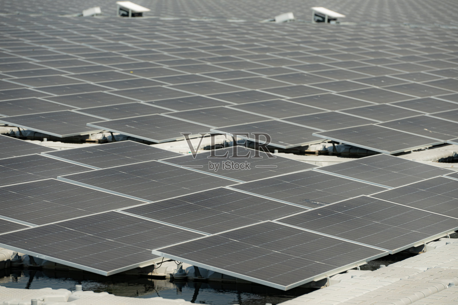 泰国的浮动太阳能电池板，从阳光中提供清洁的自然能源。照片摄影图片