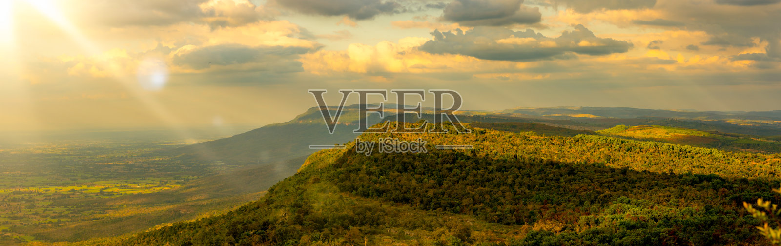 日落时的山景和天空全景照片摄影图片