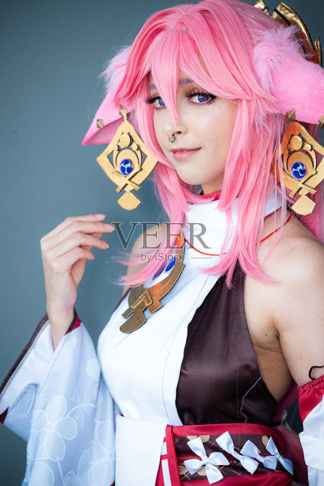 穿着粉色动漫服装、留着粉色头发的女coser照片摄影图片