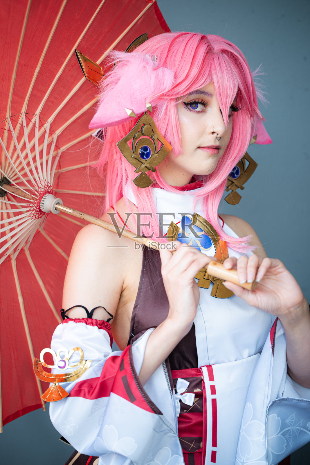 穿着粉色动漫服装、留着粉色头发的女coser照片摄影图片