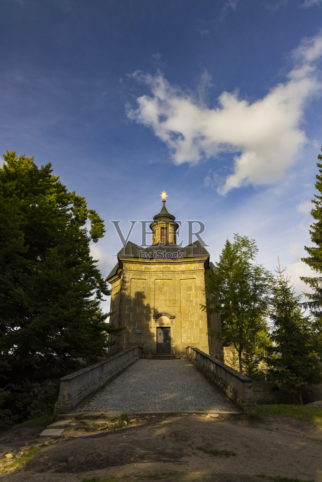 捷克共和国东波西米亚，布劳莫夫斯基市的Hvezda教堂照片摄影图片