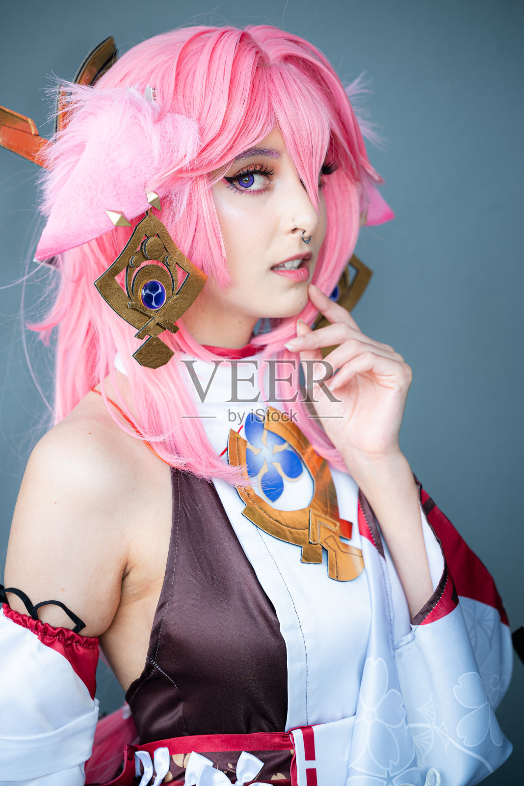 穿着粉色动漫服装、留着粉色头发的女coser照片摄影图片