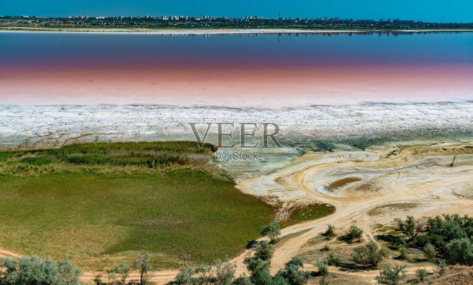 库亚尔尼克河口有开花水体，水中有盐蒿和杜氏盐藻。自沉盐氯化钠照片摄影图片
