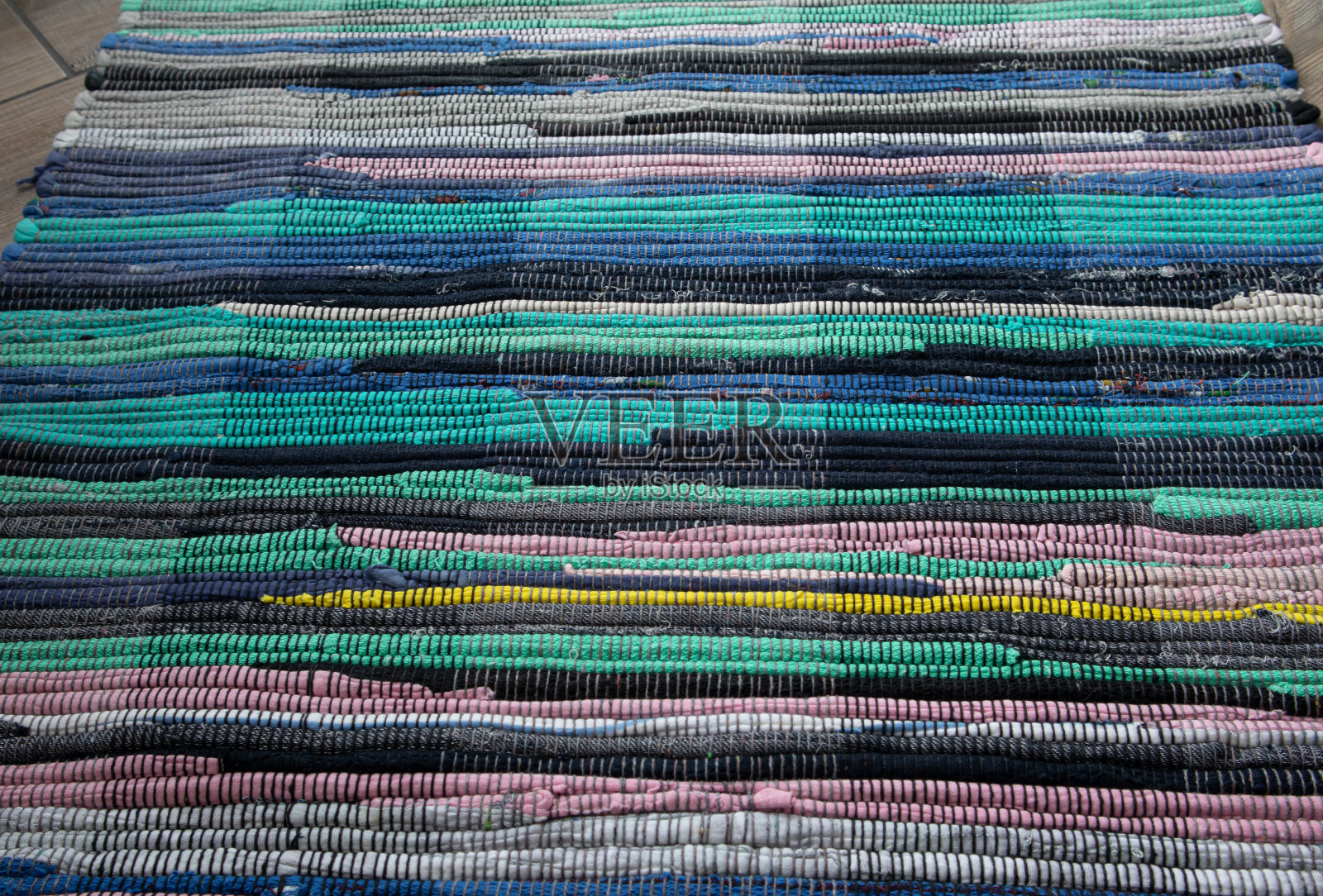 用回收材料制成的手工地毯。生态。人生没有浪费。的爱好。照片摄影图片