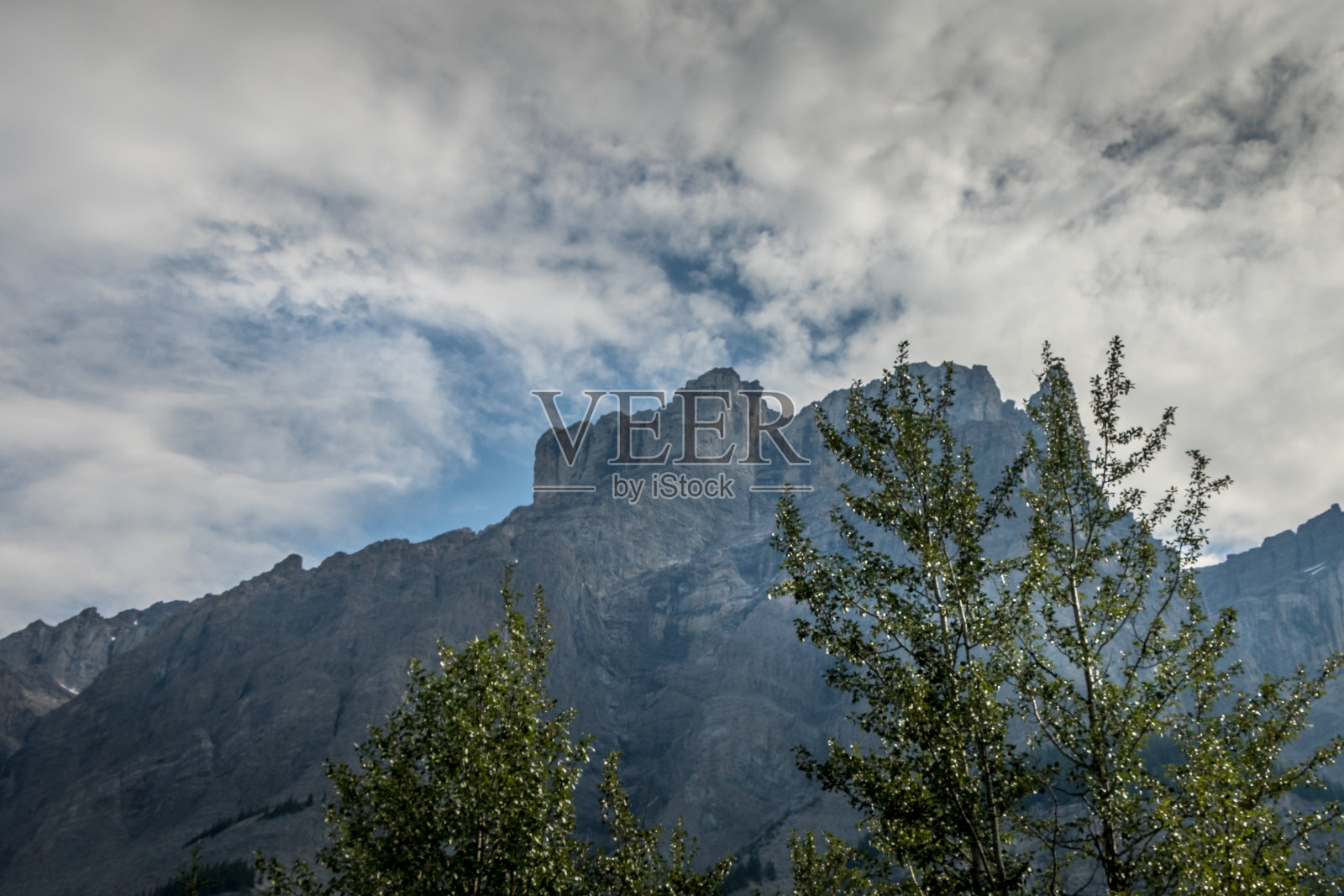 乌云和雨水落在落基山脉冰原公园路班夫国家公园加拿大阿尔伯塔照片摄影图片