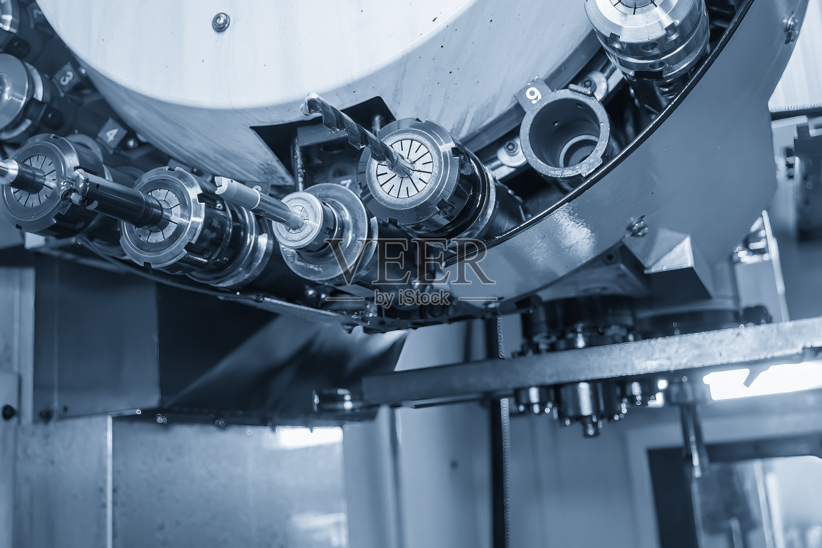 数控铣床的杂志在浅蓝色的场景。照片摄影图片