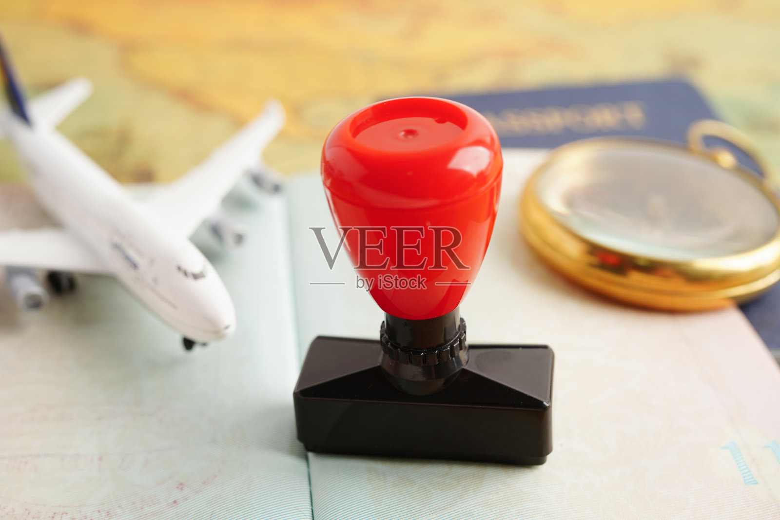 泰国曼谷，2022年5月15日在泰国机场办理入境签证和护照文件。照片摄影图片