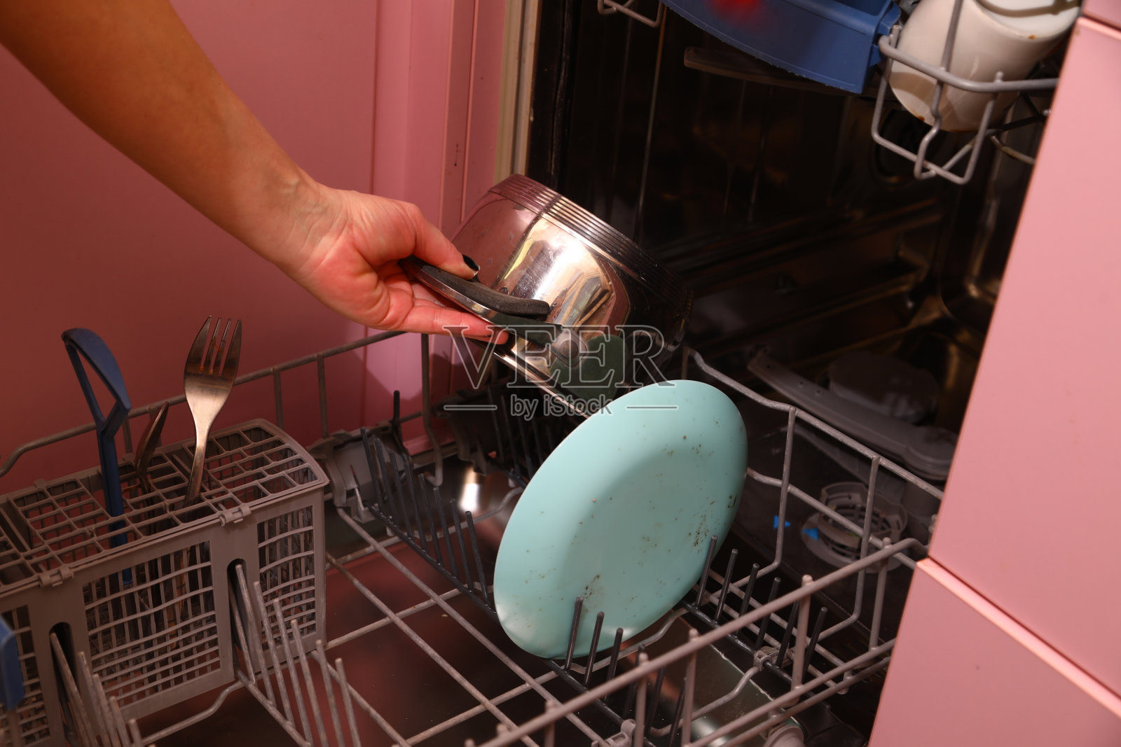 把脏盘子放在洗碗机里照片摄影图片
