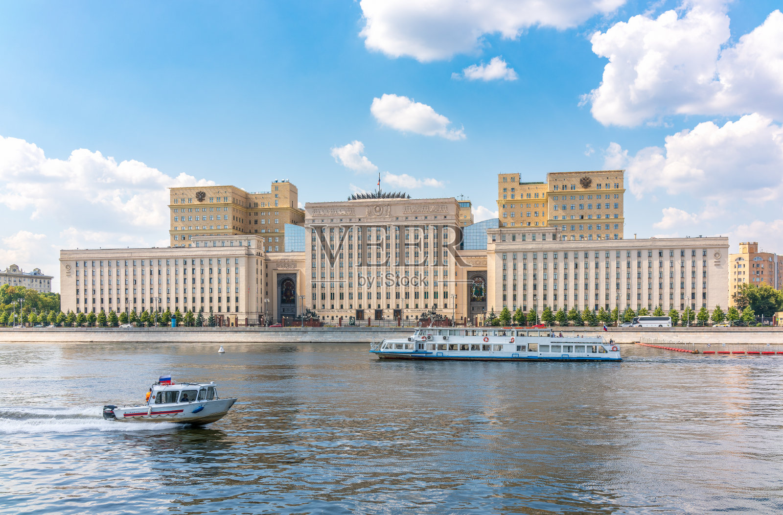 夕阳下的俄罗斯联邦国防部和莫斯科河堤上的游船。照片摄影图片