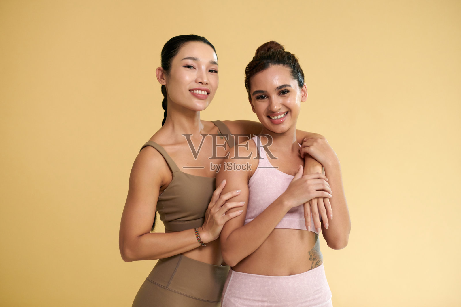 快乐多元女性朋友照片摄影图片