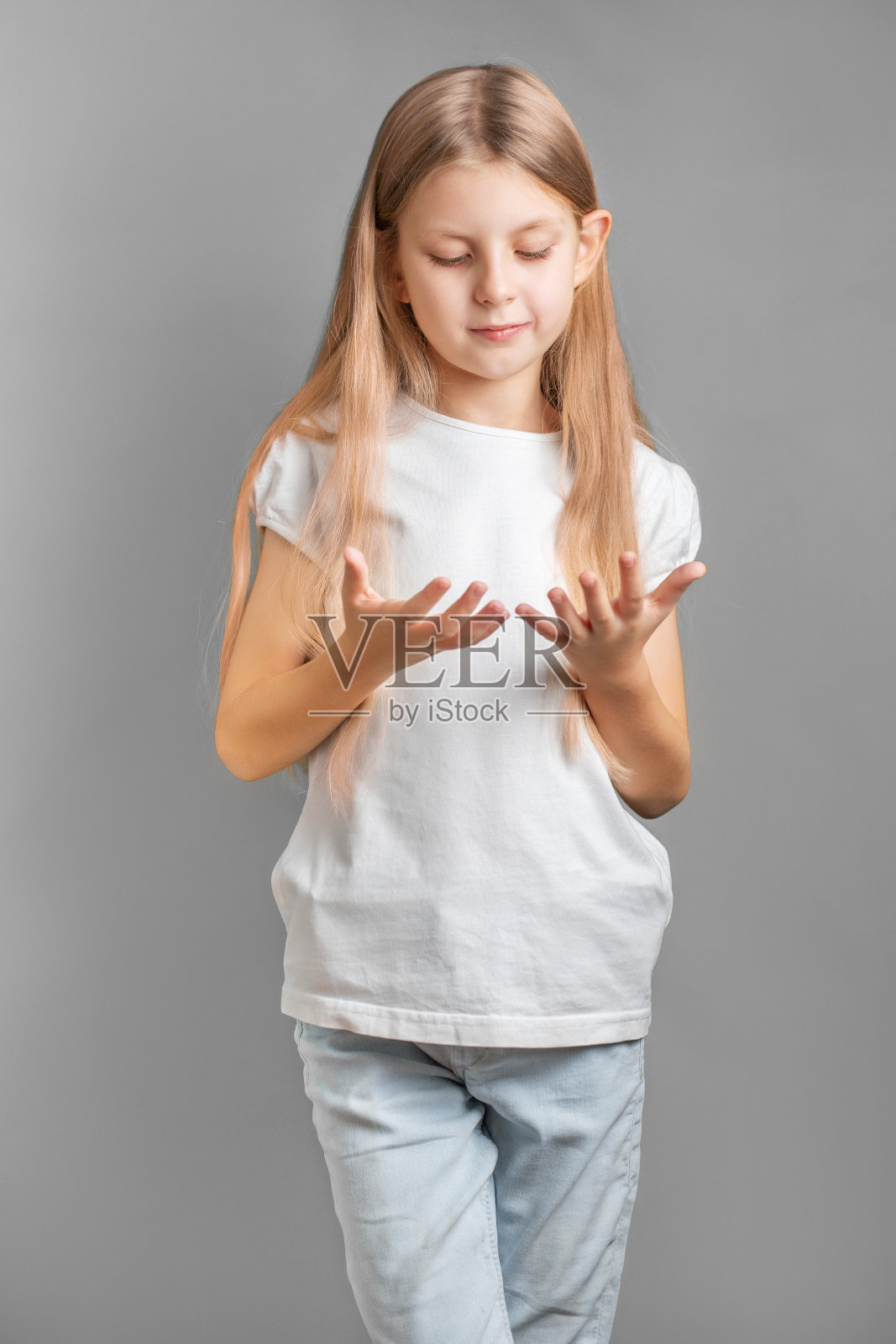 可爱的小女孩看着自己的手照片摄影图片