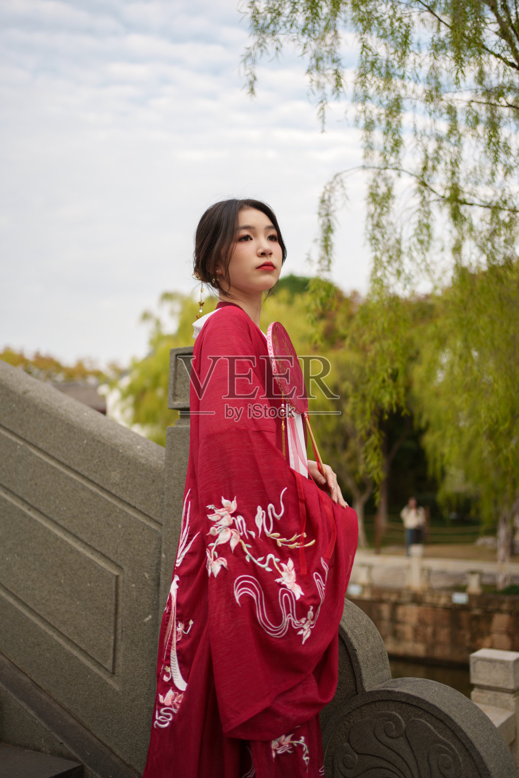 体验汉服的女游客照片摄影图片