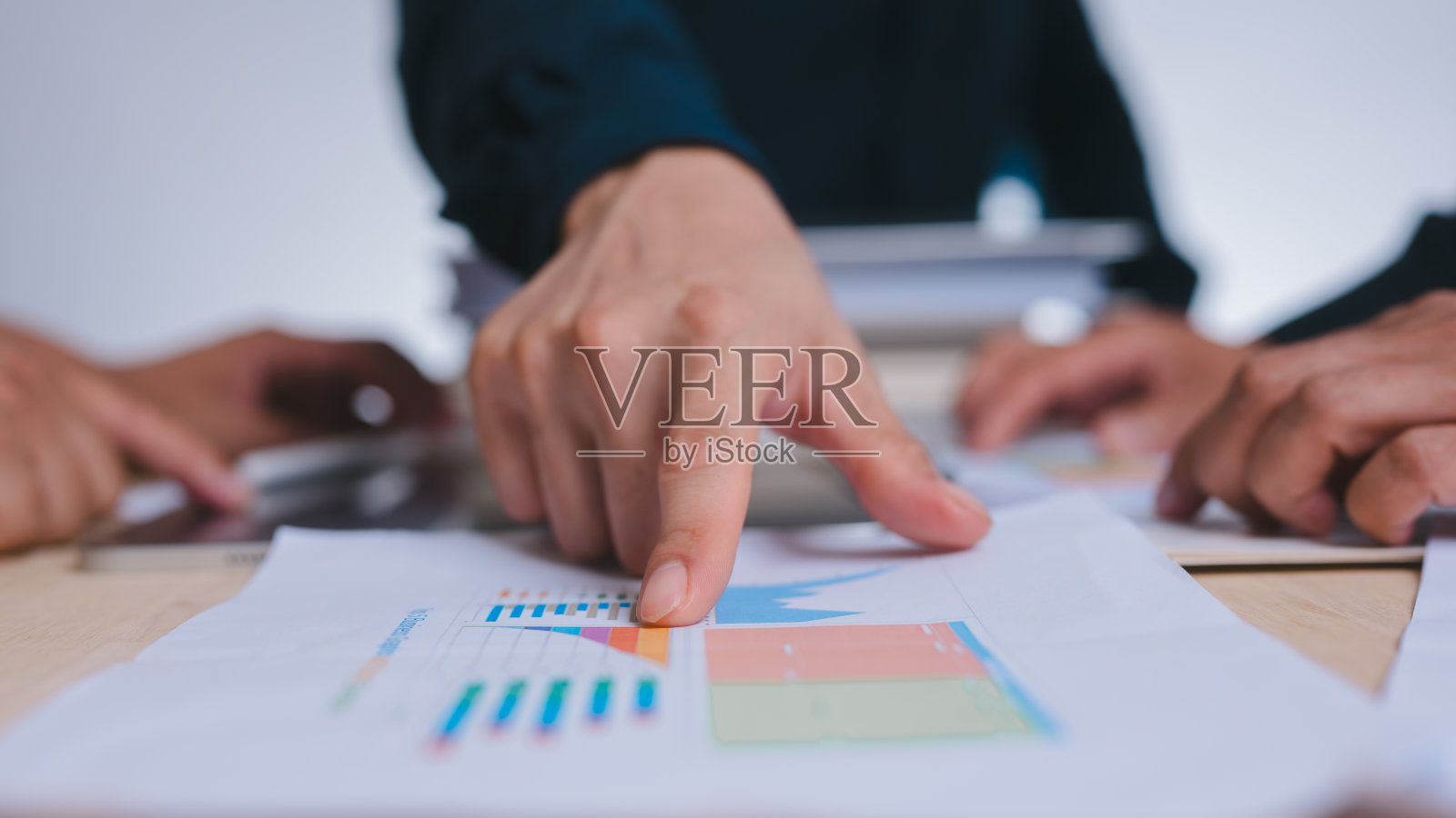 商务人士会议设计理念。商业规划顾问，商务人士谈话，计划分析，投资和营销办公室照片摄影图片