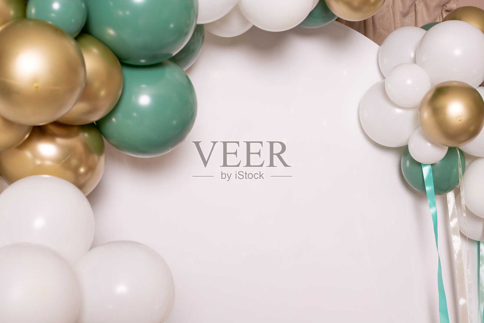 白色背景上由白色、金色和绿色气球组成的拱门照片摄影图片