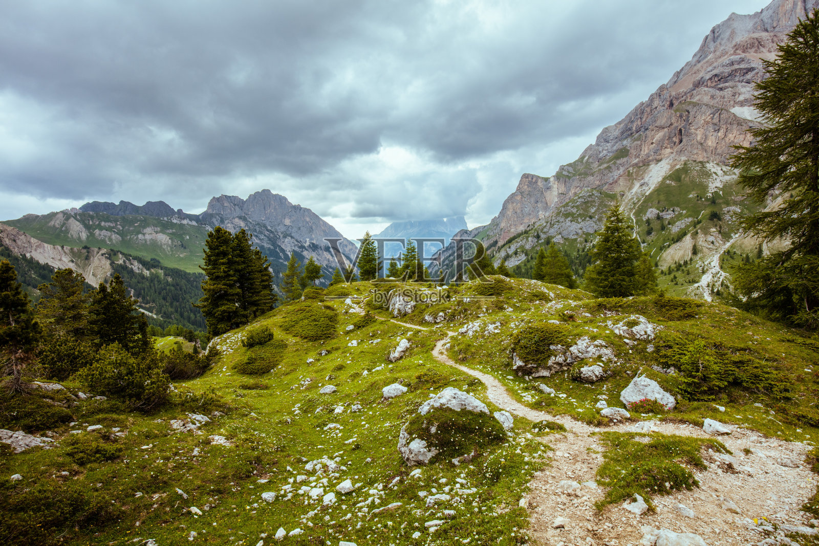 景观与山，小山，云，岩石，树木和小径照片摄影图片