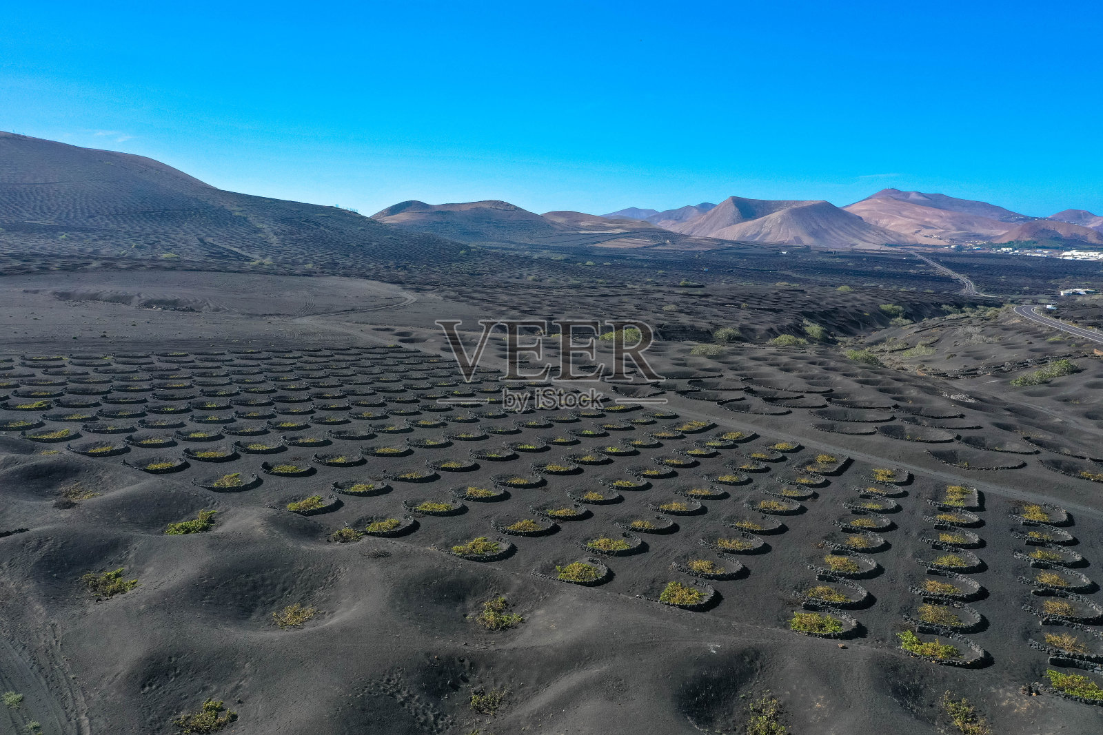 鸟瞰提曼法亚国家公园令人惊叹的火山景观。西班牙加那利群岛兰萨罗特岛。照片摄影图片