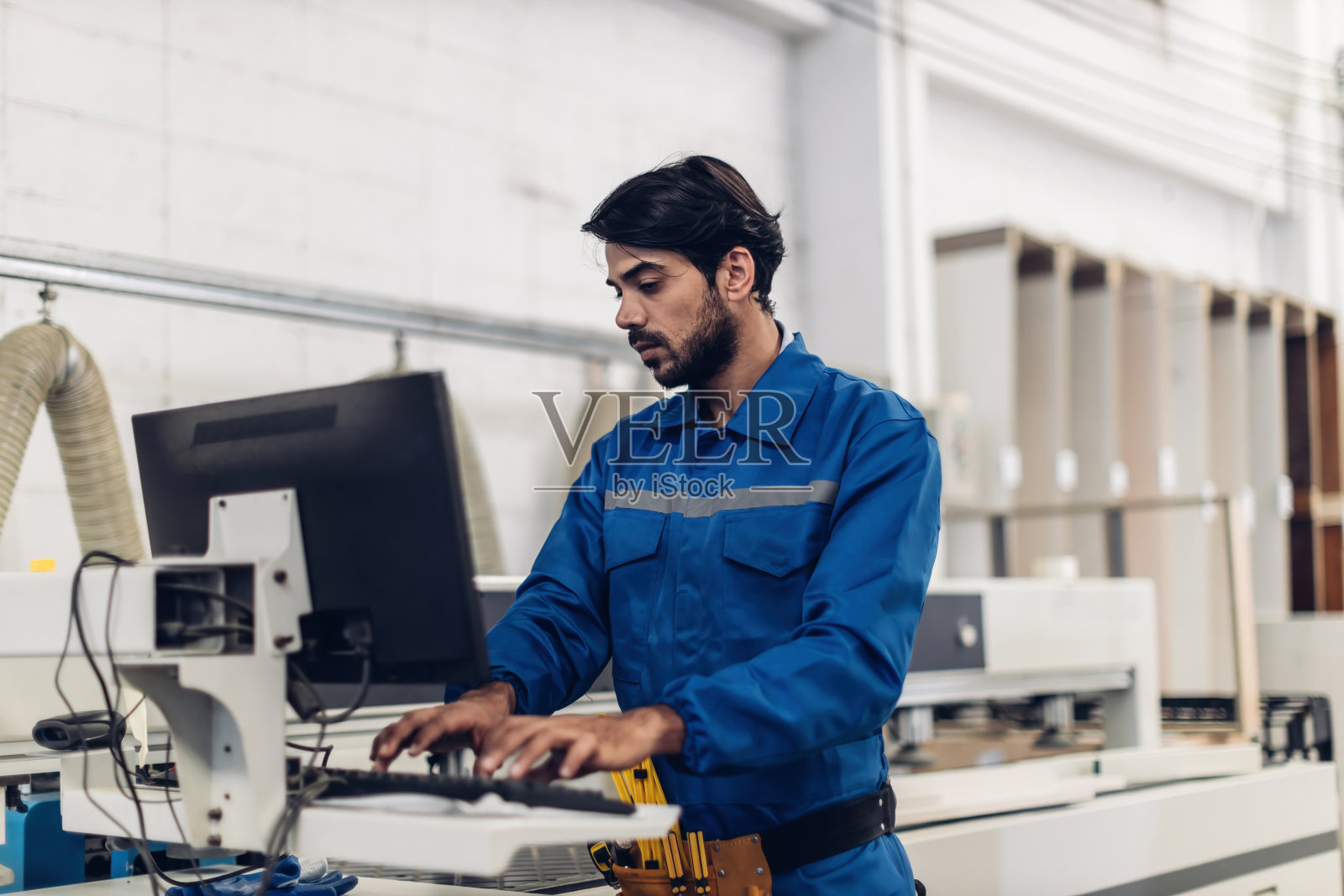 在木工车间使用木工机械制作木制家具的木匠照片摄影图片