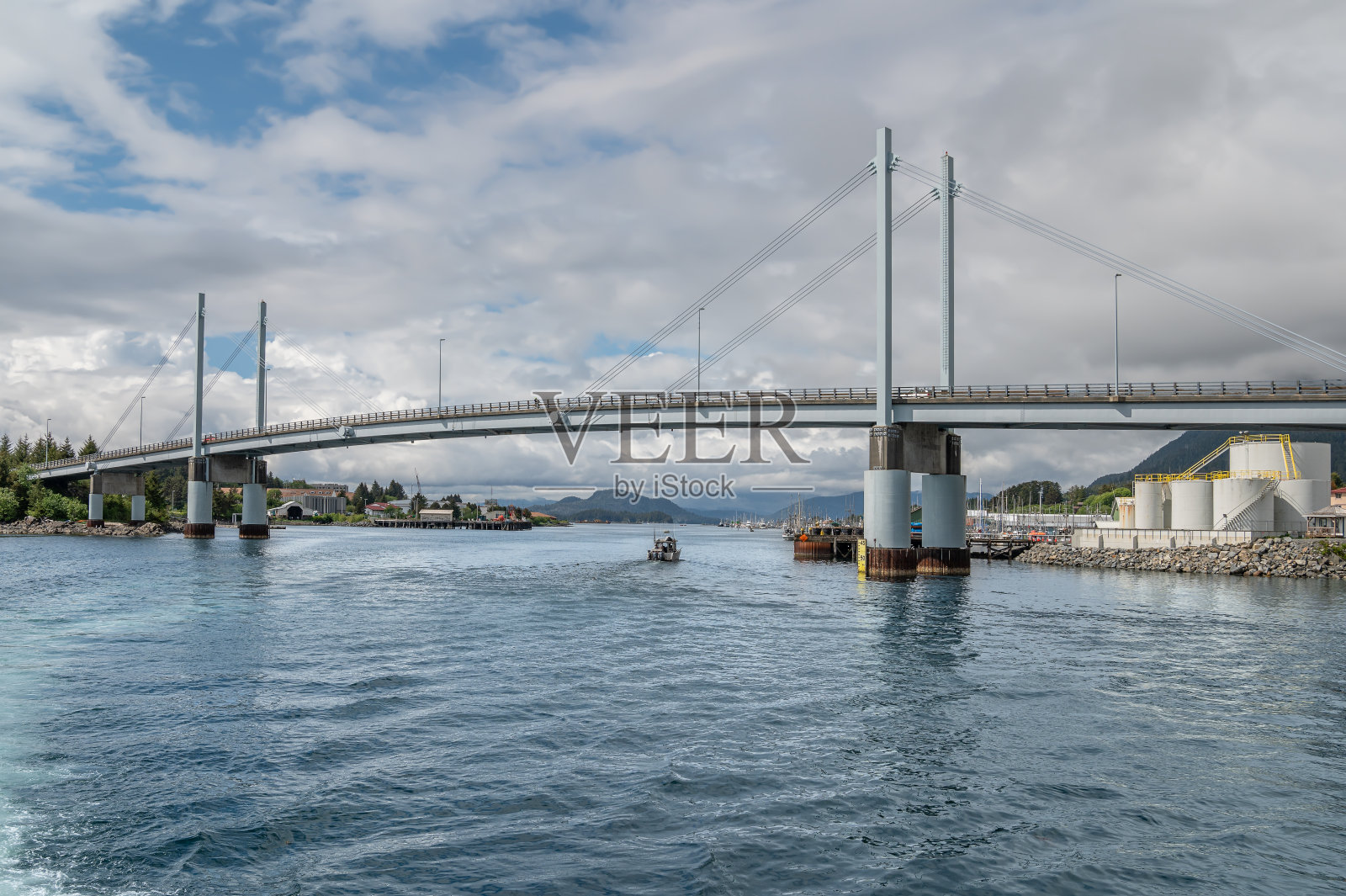 阿拉斯加州锡特卡海峡上的约翰·奥康奈尔桥斜拉桥照片摄影图片