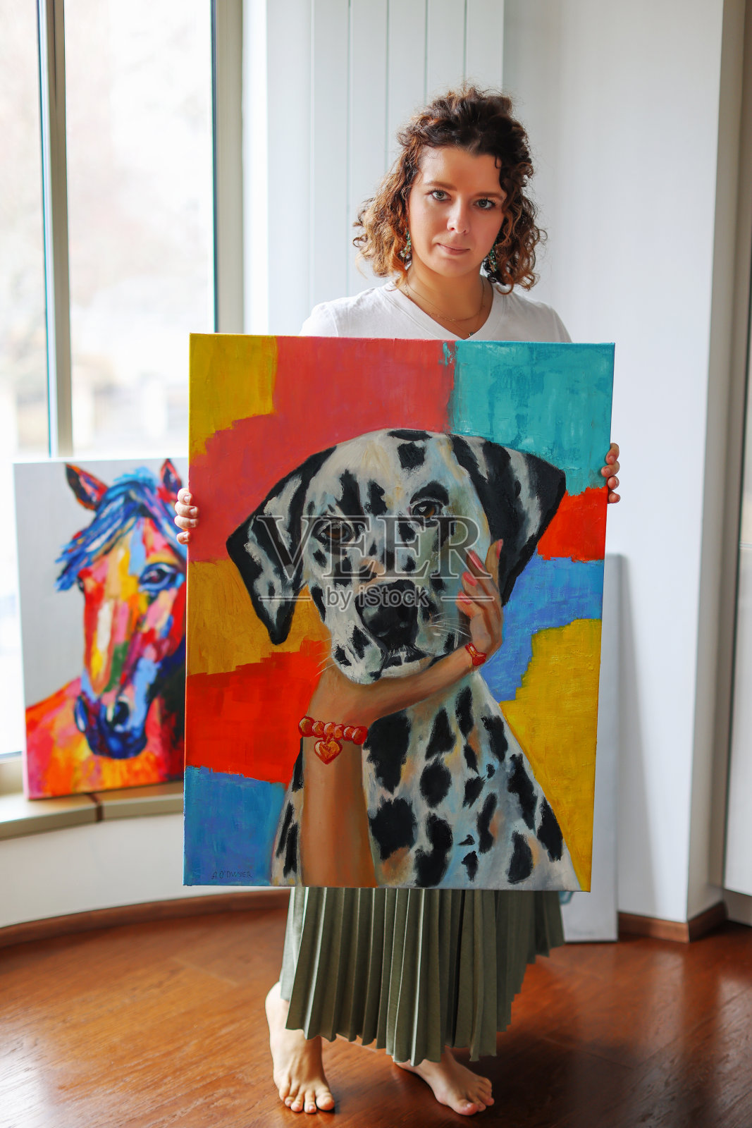 现代艺术与生活方式。成年艺术家在工作室展示她的作品。照片摄影图片