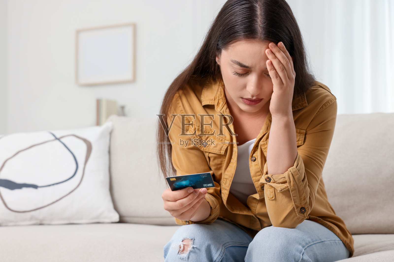 家里有信用卡的压力大的女人，有发短信的空间。小心-诈骗照片摄影图片