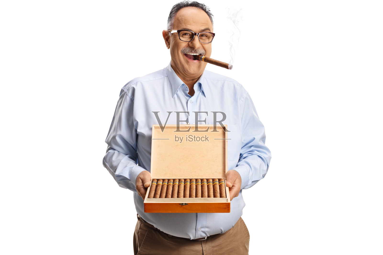 拿着一盒古巴雪茄的中年男人照片摄影图片