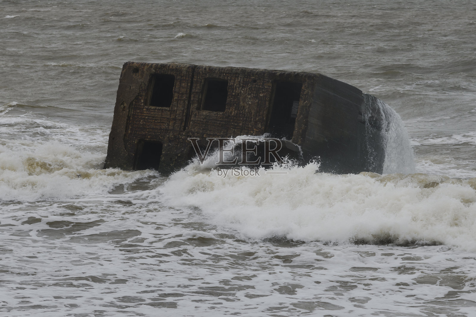 摧毁了北部海岸的防御工事。照片摄影图片