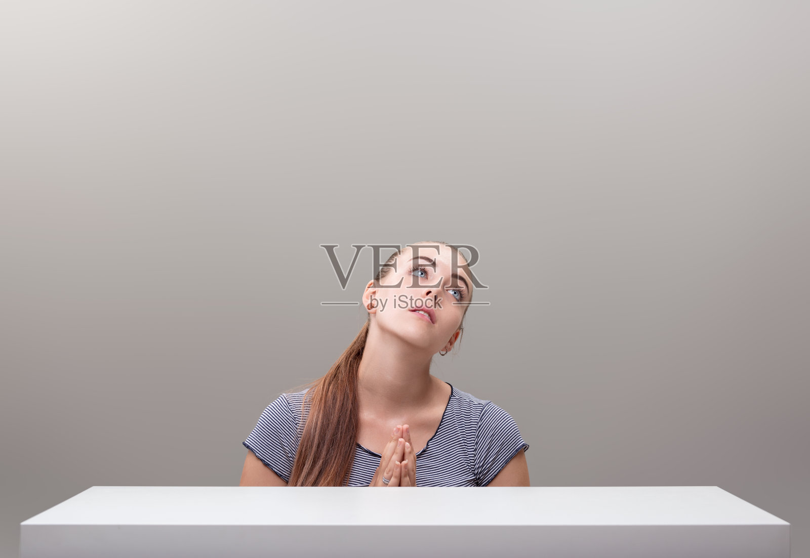 圣母，真是无聊得令人心碎。照片摄影图片