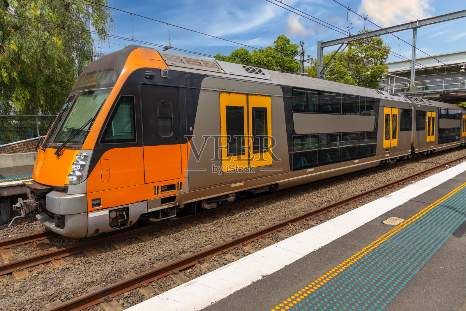 通勤列车快速通过新南威尔士州悉尼的一个车站照片摄影图片