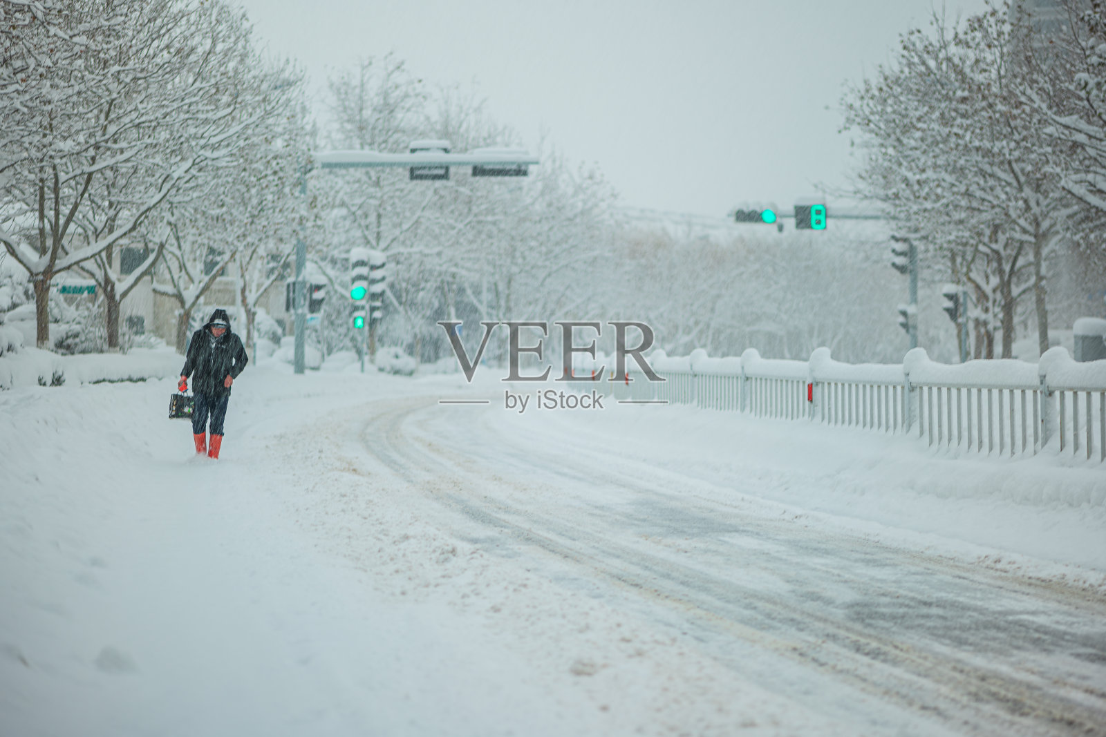 人们在大雪中走在雪地上照片摄影图片