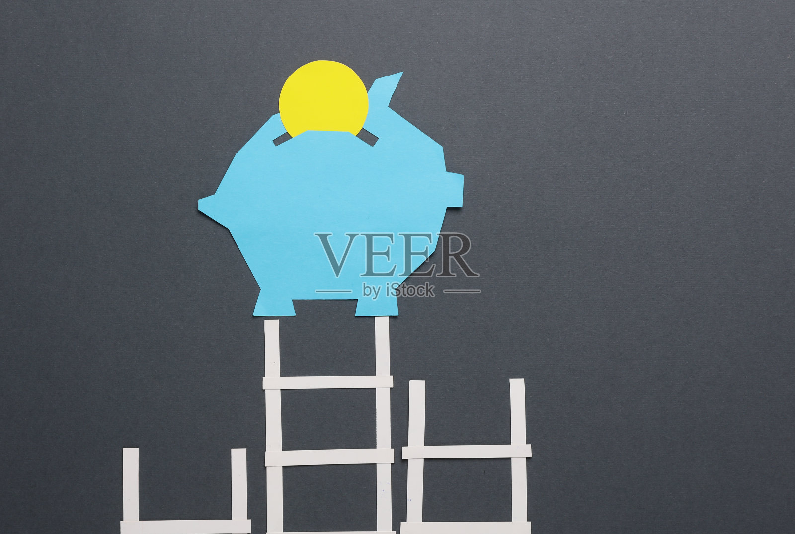 灰色背景上的纸楼梯和储蓄罐。经营理念照片摄影图片