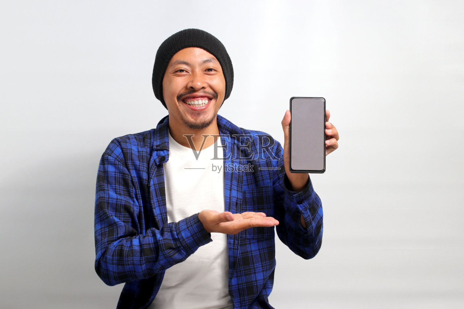 一名亚洲男子向镜头展示了他的手机屏幕上一片空白照片摄影图片