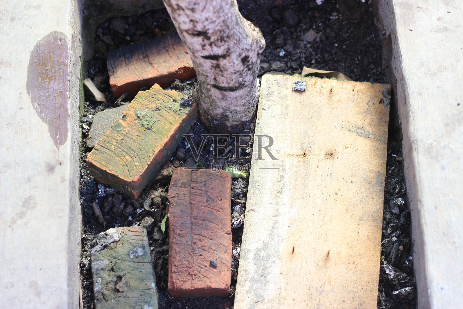 用红砖和木板覆盖表面照片摄影图片