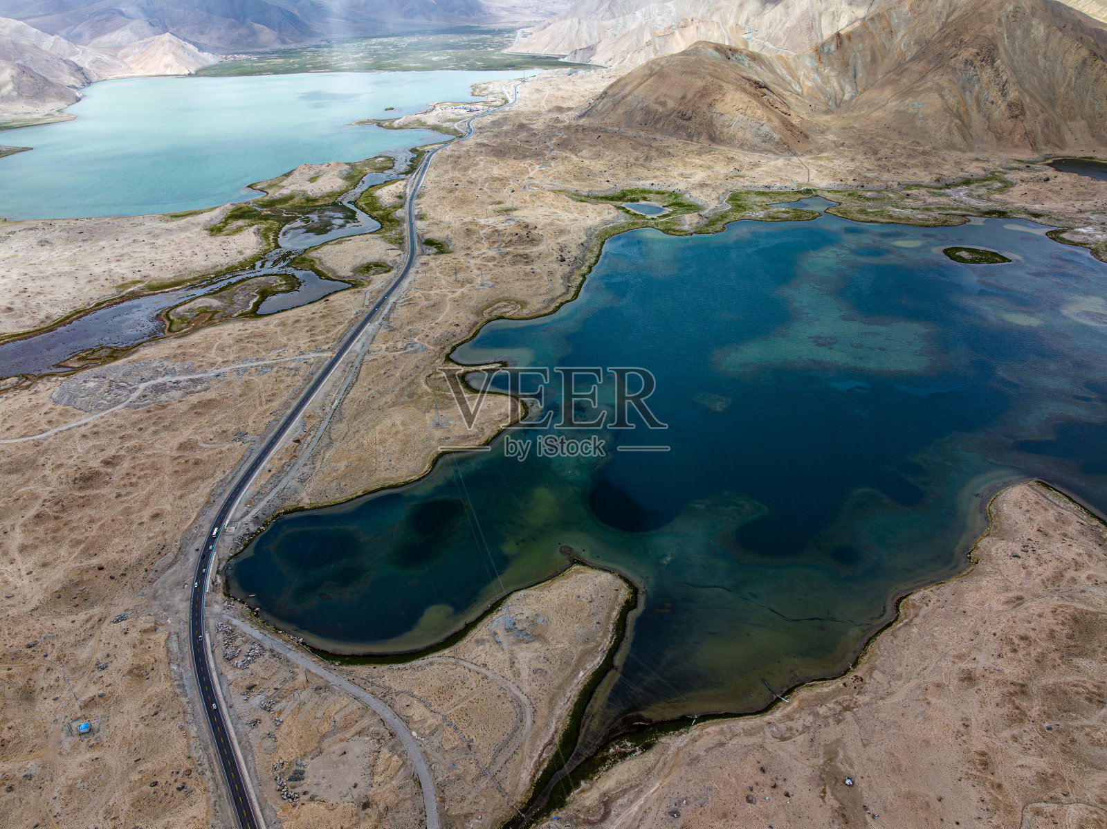帕米尔高原的湖泊照片摄影图片