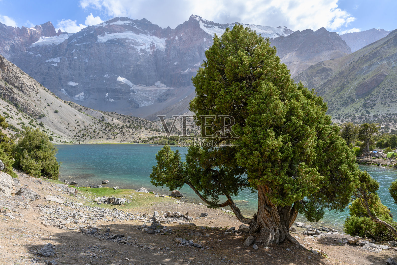 这是塔吉克斯坦山区的一个美丽湖泊。照片摄影图片