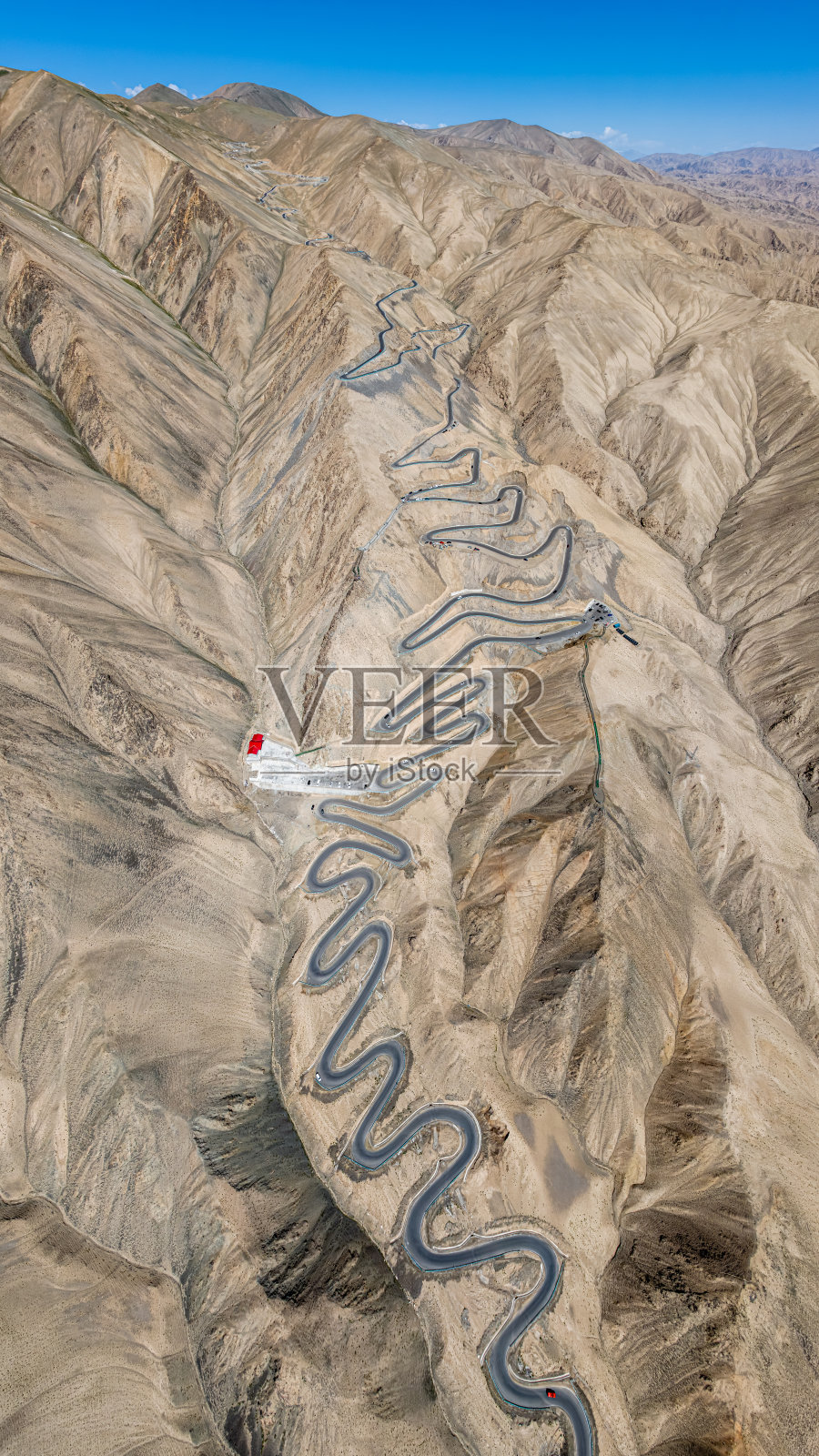 帕米尔高原蜿蜒的道路照片摄影图片