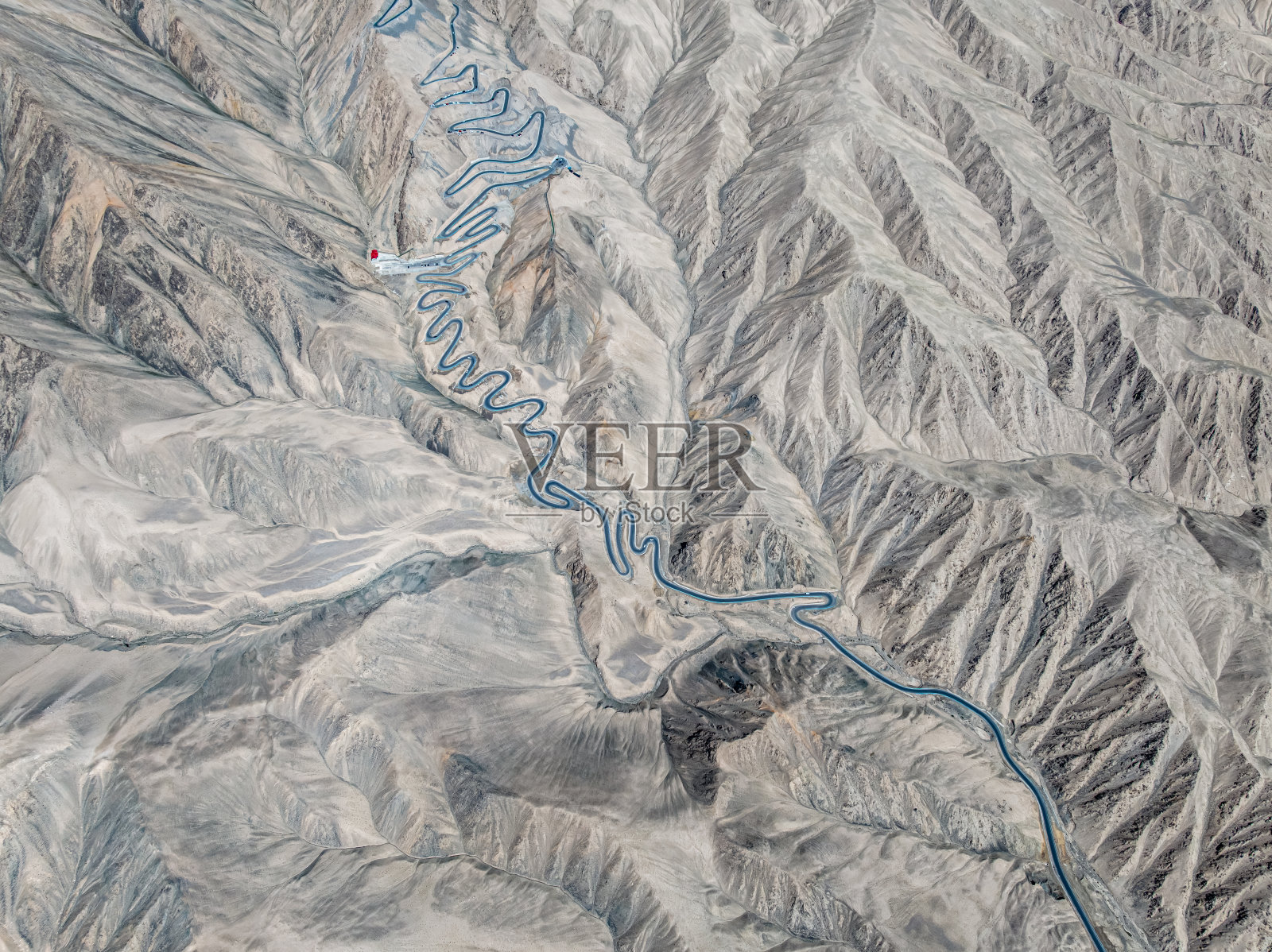 帕米尔高原蜿蜒的道路照片摄影图片