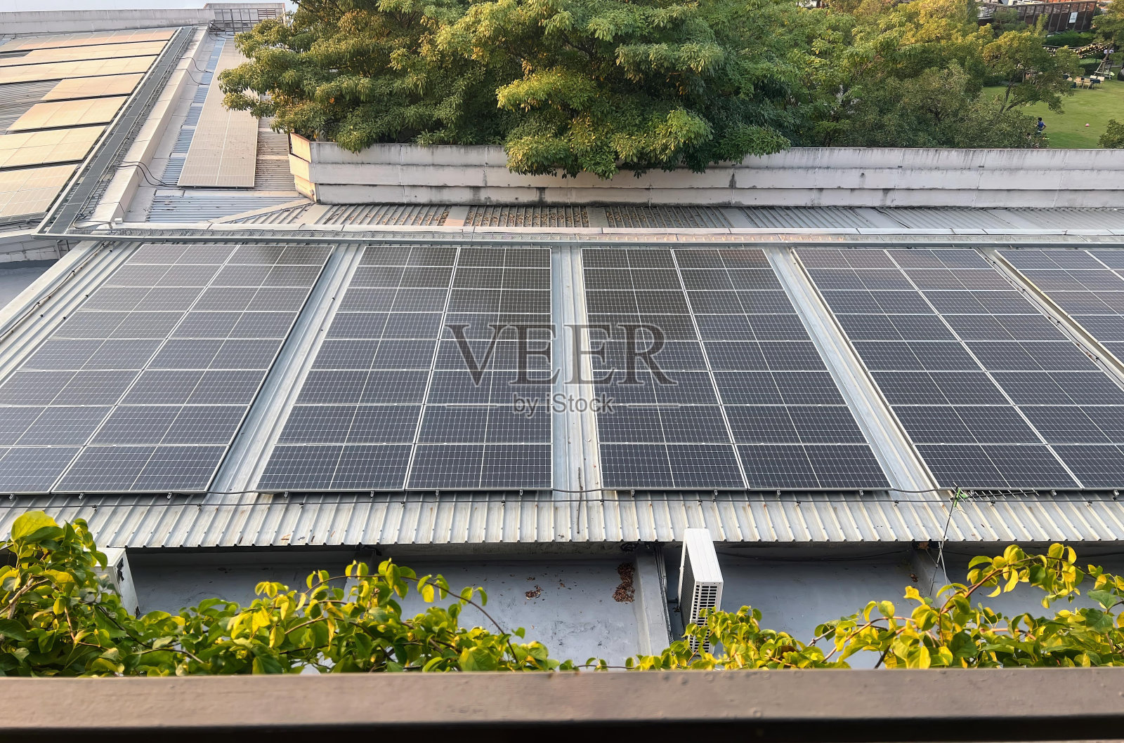 一张屋顶上有太阳能电池板的照片。照片摄影图片