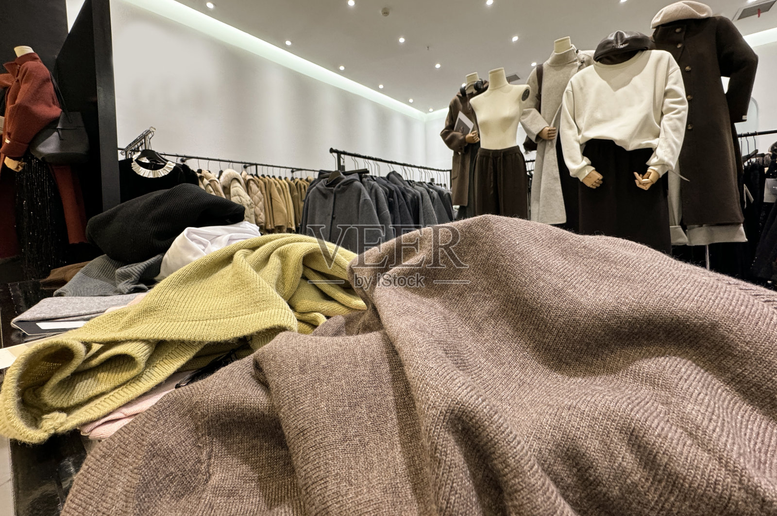 商场服装专卖店秋冬服装照片摄影图片